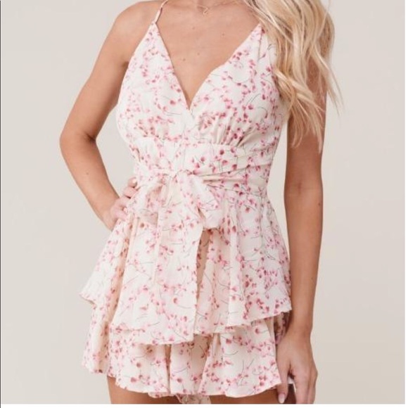 BEAUTIFUL FLORAL PLAYSUIT - Picture 2 of 4